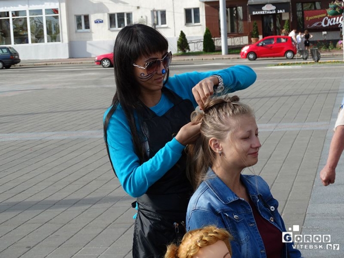 Бесплатные прически в День молодежи на Славянском Базаре 2015