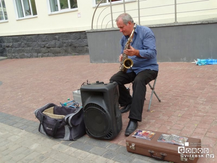 Живая музыка на улице Суворова