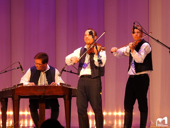 Выступление скрипачей на гала-концерте мастеров Чехии