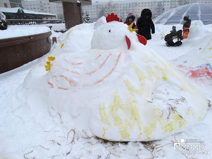 Фигуры из снега на Площади Победы