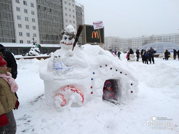 Снежные фигуры на площади Победы