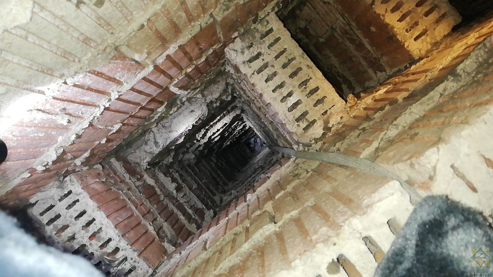 вентиляционная шахта на чердаке. вентиляционные шахты в многоэтажных домах. вентиляционная шахта. вентиляционная шахта в междуреченске. шахта вентканала.