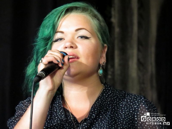 6_А эта девушка обещала пока не м енять цвет волос