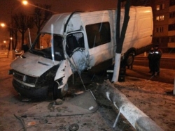 fotofakt v vitebske mikroavtobus posle dtp zaskochil na opel 1_thumb_medium250_0