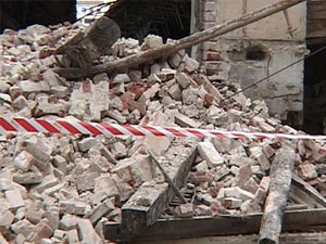 обрушение стены