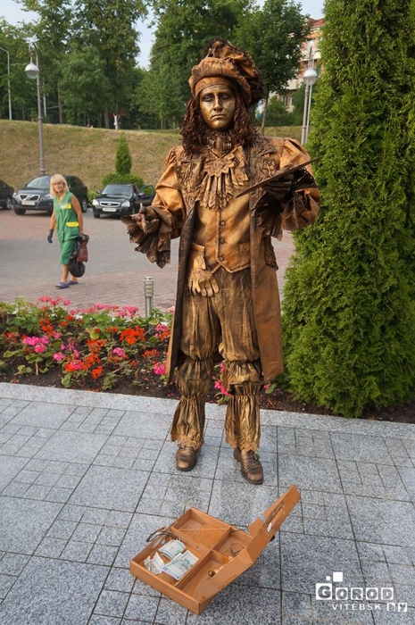 Живые статуи на Славянском Базаре