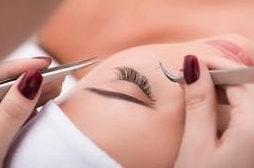 Мастер по наращиванию ресниц 