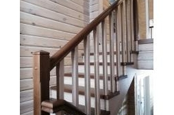 Лестница из ясеня, на косоурах, закрытая, с пригласительными ступенями