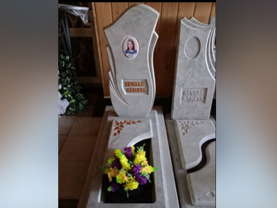 Памятники из высокопрочного бетона с добавлением гранитной и мраморной крошки