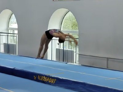 Прыжки на акробатической дорожке