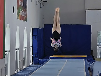 Прыжки на акробатической дорожке