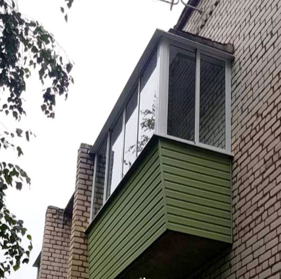 Остекление балкона + обшивка сайдингом