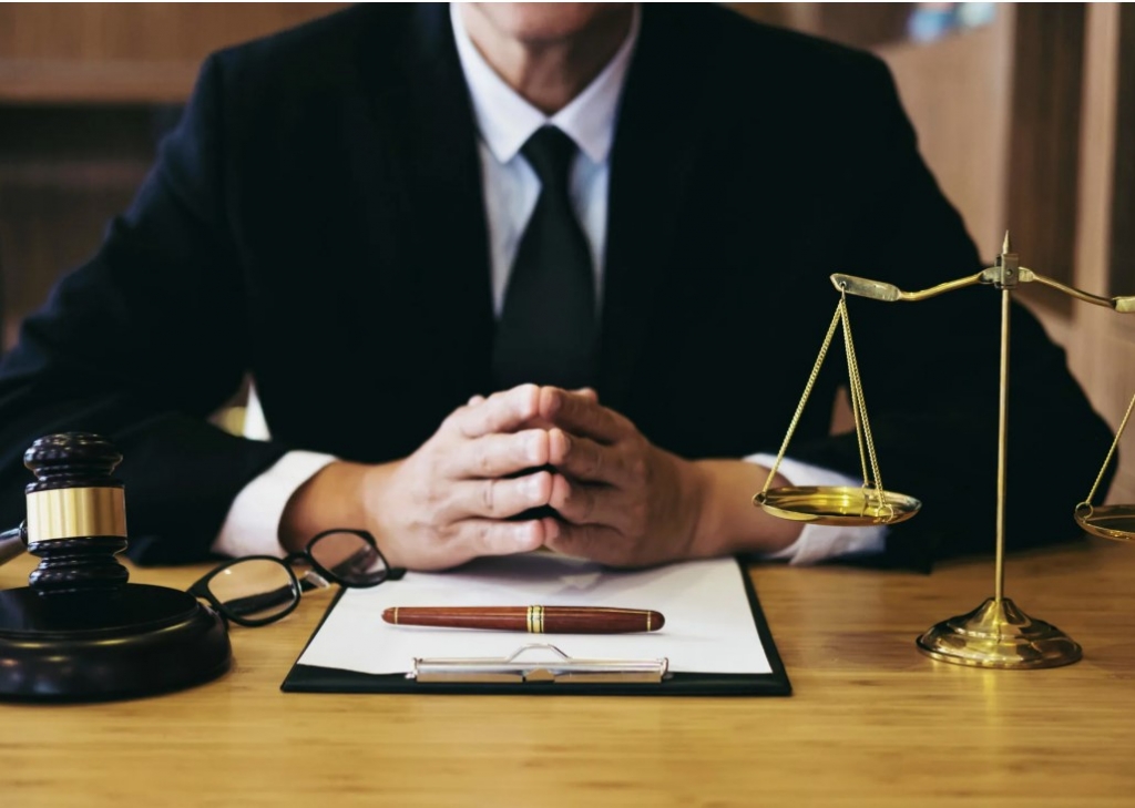 Помощь адвоката по административным делам