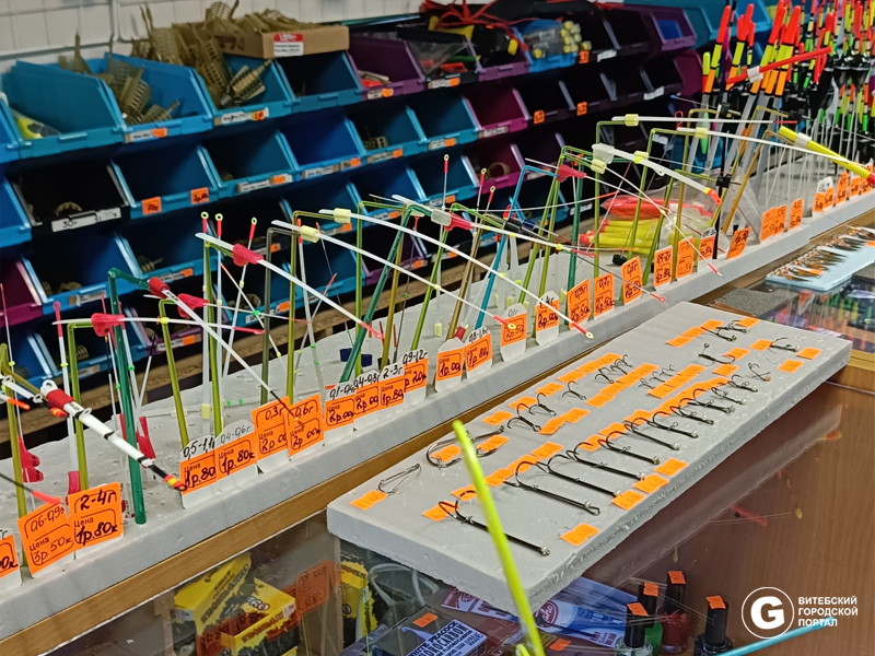 Крючки, грузила, поплавки, карабины.