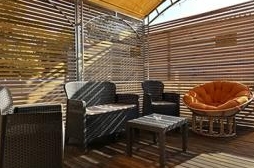 Уютный домик на крыше с террасой