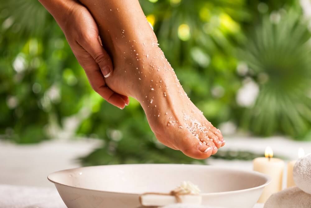 Отпаривание стоп в солево-травяных ваннах