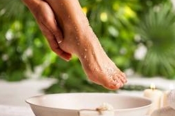 Отпаривание стоп в солево-травяных ваннах