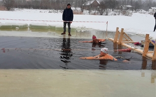 Открытый фестиваль по зимнему плаванию собрал в Полоцком районе около 40 пловцов из Беларуси и России