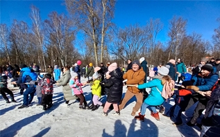 Себя развлекаем, весну зазываем! Праздничным народным гулянием «Масленица» провожал зиму Витебск в парке имени Советской Армии