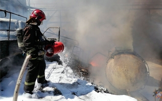 Три человека пострадали в результате пожара на объекте хранения нефтяной эмульсии в Витебске
