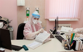 По поручению Лукашенко медикам повысят зарплату: с 1 июля появится новая надбавка