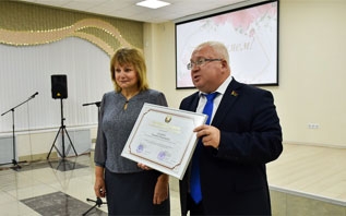 Почетную грамоту Национального собрания Республики Беларусь вручили директору областной библиотеки в Витебске