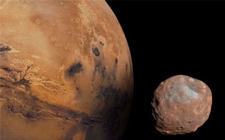 Ученые заметили, что Марс разрывает свой крупнейший спутник Фобос
