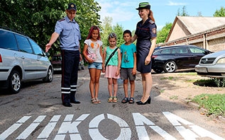 ФОТОФАКТ: В Витебске в преддверии начала учебного года наносят специализированную дорожную разметку