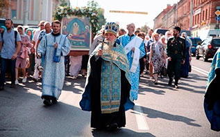 Сотни людей приняли участие в традиционном крестном ходе в Витебске на праздник Успения Пресвятой Богородицы