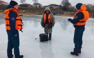 На кромке опасности. Какие рекомендации дали рыбакам спасатели в рейде по озерам Витебского района