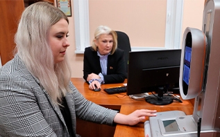 Когда два новых лучше одного старого. Белорусы активно меняют паспорта на биометрические документы