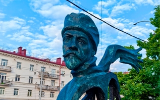 Напротив магазина «Глобус» в Витебске появилась скульптура, посвященная писателю Ивану Бунину