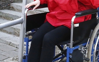 Кто может получить кресло-коляску бесплатно, рассказали в Минтруда