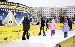 В центре Витебска открыли каток со свободным входом и бесплатным прокатом по вторникам