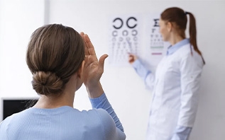 Катаракта, глаукома и дальнозоркость: врач-офтальмолог о том, как сохранить зрение после 40 лет