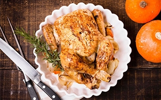 К новогоднему столу: советы, как приготовить сочную и хрустящую курицу в духовке