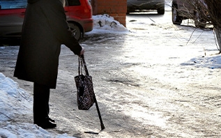 Правила безопасности в гололед: как действовать водителям и пешеходам