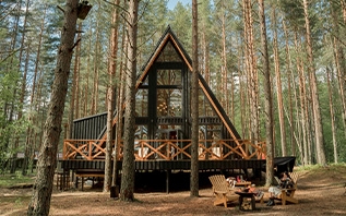 Дом у озера, «сталинка» и A-фрейм. В Беларуси назвали трендовое жилье на сутки