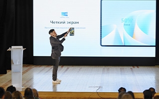 В Минске прошел форум о цифровых технологиях в модной индустрии. Молодежь училась работать с ИИ и планшетами