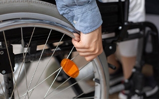 Возможно ли устанавливать ненормированный рабочий день работнику‑инвалиду?