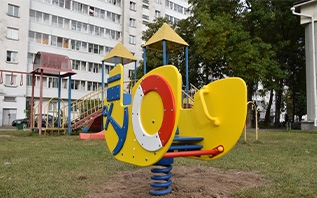 Качели, горки, карусели и спортивные комплексы: во дворах Витебска установят 159 игровых объектов